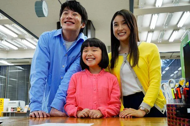 【写真を見る】土屋太鳳、田中圭たち“家族”は幸せな笑顔を見せているが…