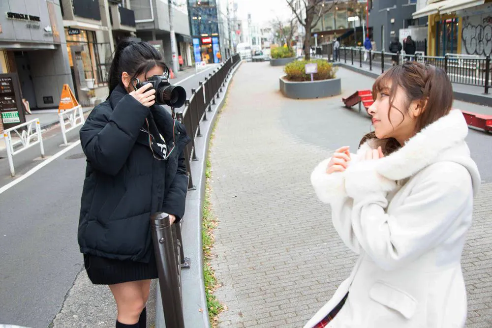 【写真を見る】アイドル二人がカメラを持って撮り合いっこ