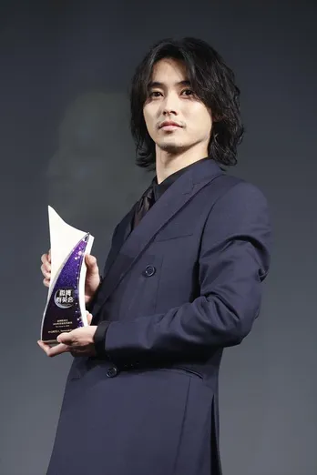 山崎賢人、WEIBO最優秀俳優賞受賞!「面白い作品は国境がない。世界の人たちと作品が作れたら」