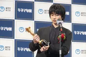 【写真を見る】受け取ったトロフィーをじっと見つめる奥平大兼