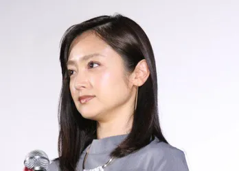 安達祐実“雪乃”、眞島秀和“晴信”との笑顔あふれる2SHOTを公開「癒されます」「とっても素敵な写真」の声<にじいろカルテ>