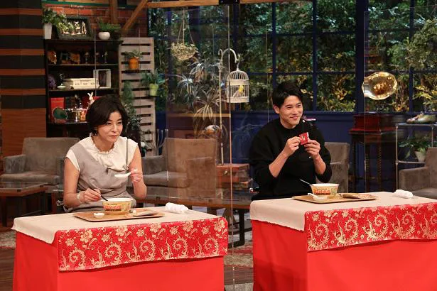 「第3回全国ご当地カップ麺No.1決定戦」で豪快な食べっぷりを見せる内田篤人