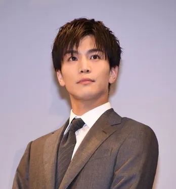 岩田剛典、“108本のバラの花束”を抱えたスーツ姿に反響「結婚してって言われたい」「プロポーズまってます」