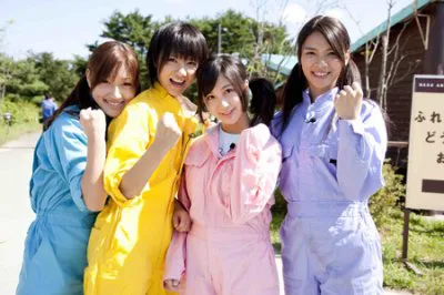 「AKB48　ネ申（ネモウス）テレビ」で秋元才加（写真右から1人目）と小野恵令奈（写真右から2人目）が動物園の飼育員に挑戦