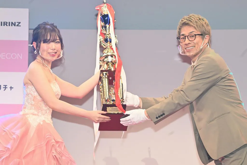 グランプリを受賞した沖野珠美さんと田村淳