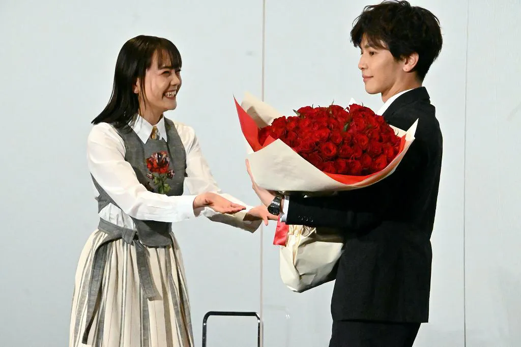 【写真を見る】松井愛莉から108本の薔薇を贈られ、万感の表情を浮かべる岩田剛典