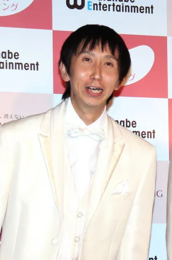 アンガ山根、衝撃の“筋トレ前後”公開「すげぇ変わってる!」「スジしかないミイラから水分補給したミイラ」