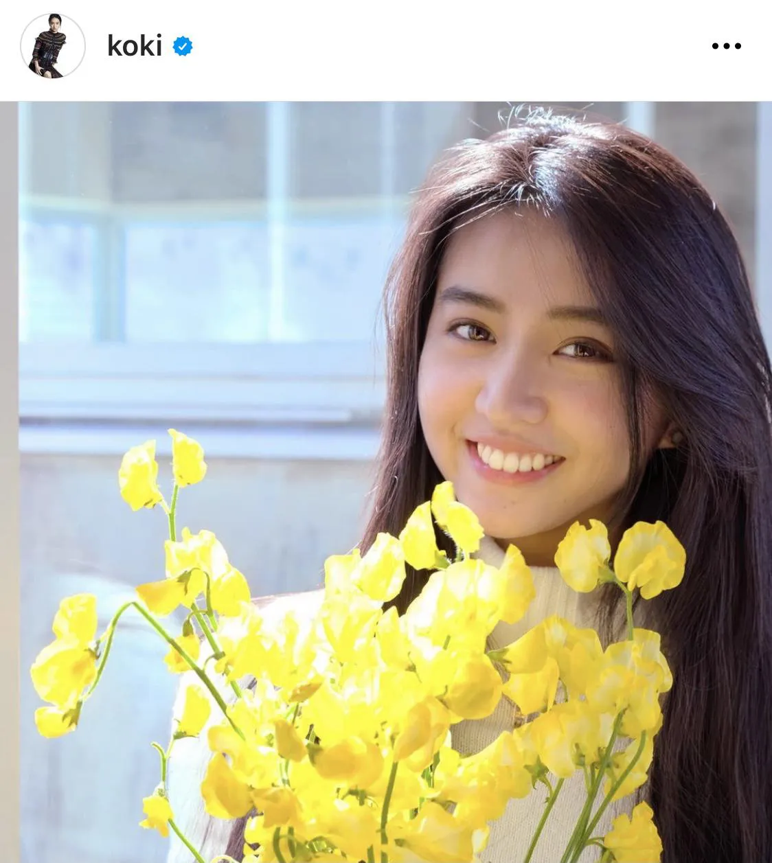 黄色の花束を手にはじけるような笑顔をみせるkoki,