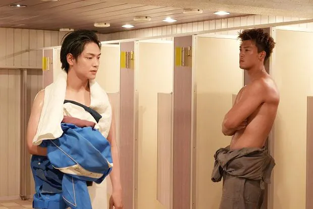 竹内涼真と、韓国人青年のミンジュンを演じるキム・ジェヒョン