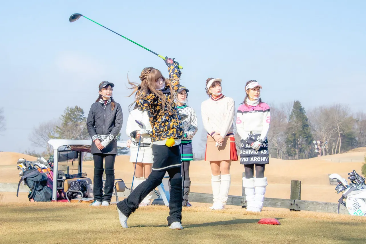 【写真を見る】躍動感あふれるスイングを披露する生田衣梨奈。気になるドライバーの飛距離は？