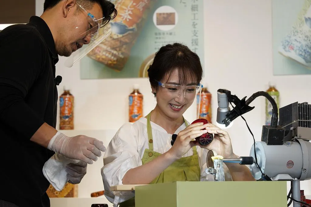 【写真を見る】江戸切子グラス作りを初体験する川田裕美