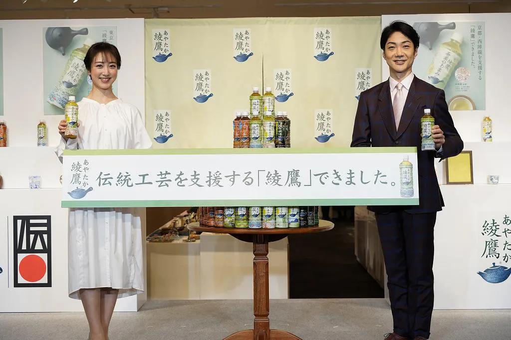 緑茶ブランド「綾鷹 伝統工芸支援ボトル」発売記念PRイベントに登場した川田裕美と野村萬斎(写真左から)