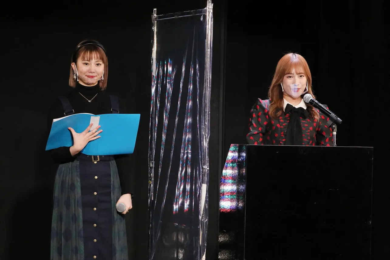 MCを務めた斉藤真木子(右)とアシスタントの松本慈子(左)