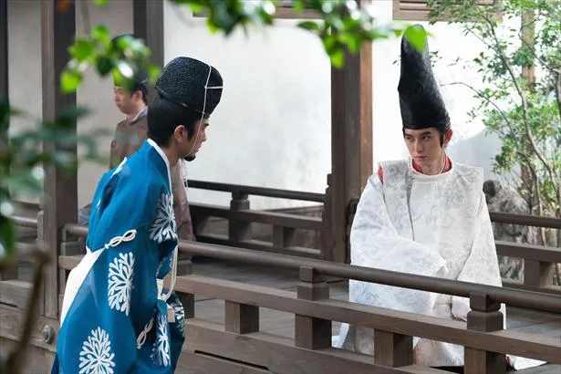 【写真を見る】細川藤孝(眞島秀和)と密談する前久(本郷奏多)。白い装束がよく似合う