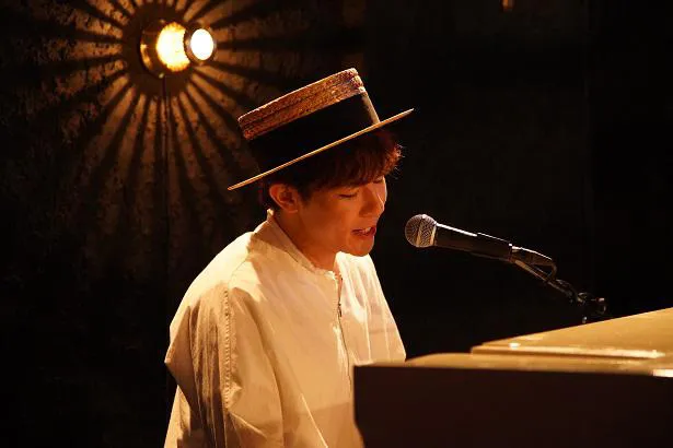 【写真を見る】柿澤勇人のピアノ 演奏シーン他「すくってごらん」の新写真