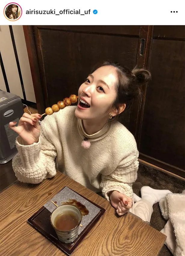 【写真を見る】思わずみたらし団子が食べたくなる…幸せそうな鈴木愛理