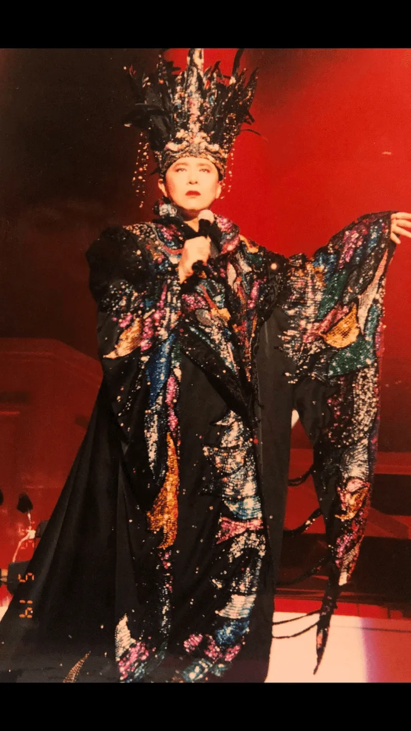【写真を見る】美川憲一、煌びやかな衣装を着た写真を公開
