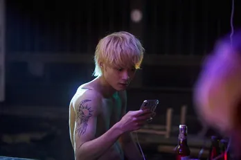 磯村勇斗、1カ月で肉体改造！「ヤクザと家族」迫力のファイトシーン写真公開