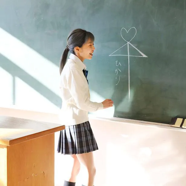 今回はボーカロイドのキャラクターのコスプレではなく、Hikari本人が日本の女子高校生風の制服衣装コスプレで出演