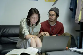 長澤まさみ、暗がりで仲野太賀の膝にそっと手を…映画「すばらしき世界」メーキングと本編新映像が解禁