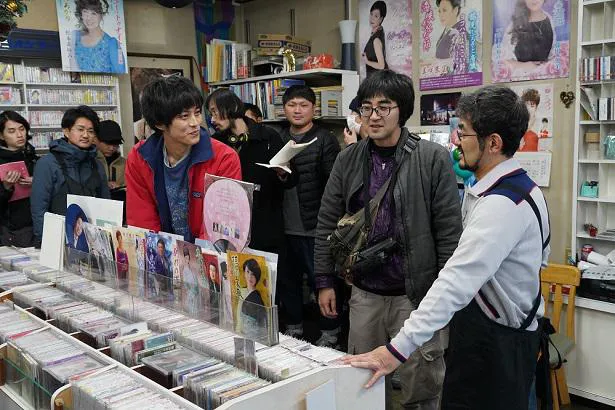 【写真を見る】CDショップでの撮影中、笑顔で談笑する松坂桃李の姿を捉えた写真も