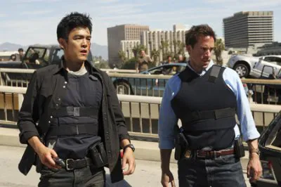 FBI捜査官を演じる主演のジョセフ・ファインズ（写真右）と「アグリー・ベティ」などに出演していたジョン・チョー（写真左）