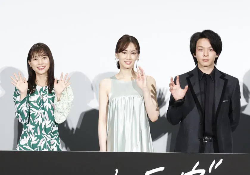 映画「ファーストラヴ」舞台あいさつに登壇した芳根京子、北川景子、中村倫也(写真左から)