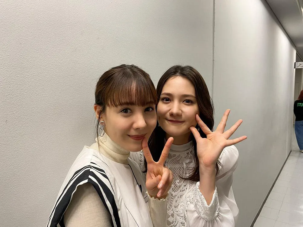 【写真を見る】トリンドル玲奈＆瑠奈、美人姉妹の仲良しオフショット！