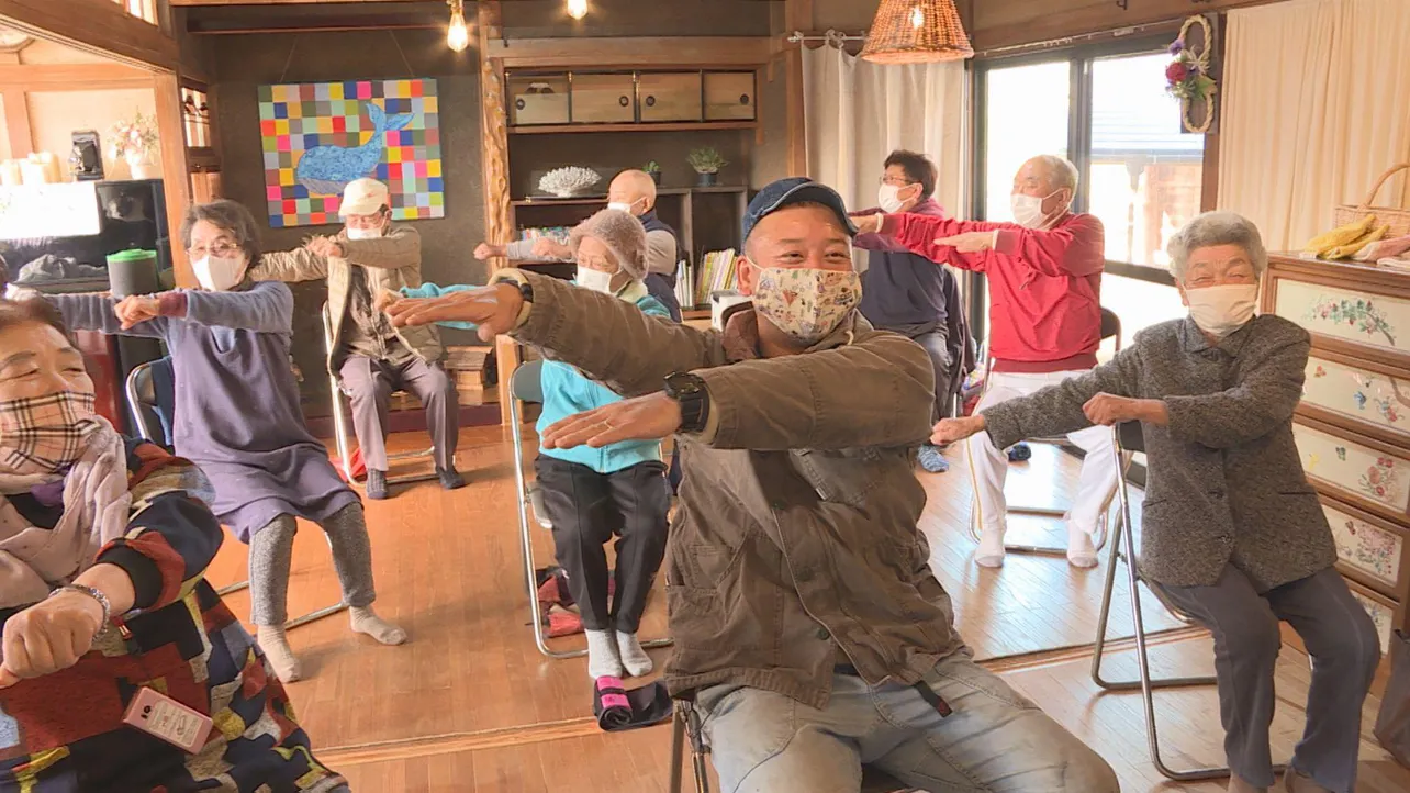 【写真をみる】バイきんぐ西村、百歳体操を体験
