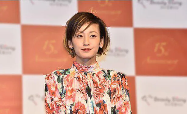 西山茉希 このクオリティーはすごい ばっさりセルフカットヘアshotに反響 器用すぎ 色気ヤバイ Webザテレビジョン