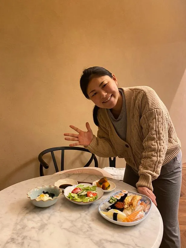 【写真を見る】退院の報告をした横峯さくら「ずっと我慢していたお寿司がやっと食べられました」