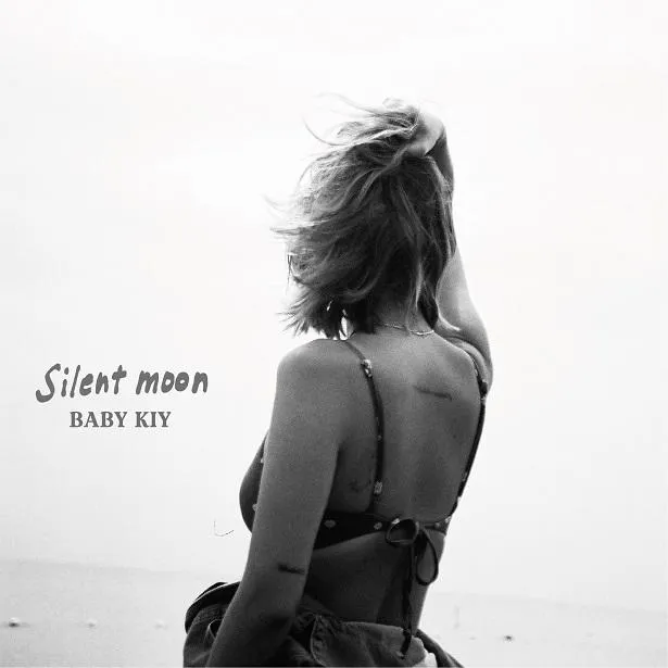 【写真を見る】Baby KiyのCD＋LIVE DVD『Silent moon』より先行配信が決定した「Silent moon」