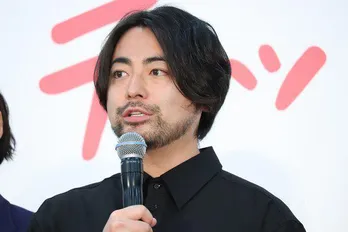 山田孝之、流し目が色っぽい…!“男前”なセルフィ―に反響「イケメンすぎませんか」