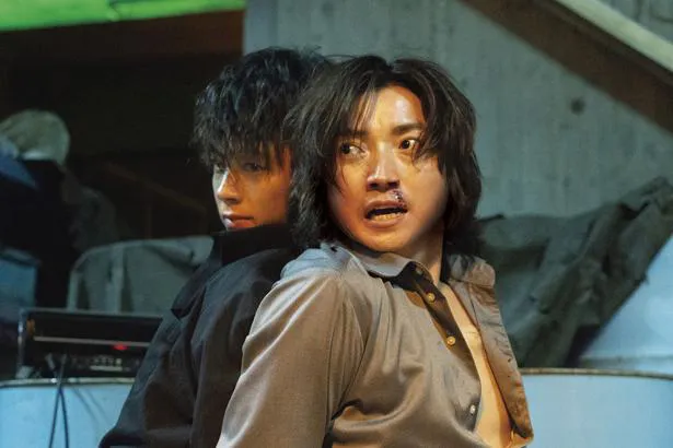 映画「太陽は動かない」から、鷹野(藤原竜也)と田岡(竹内涼真)が初めて出会う“最強バディ”誕生の瞬間を捉えた特別映像が解禁となった