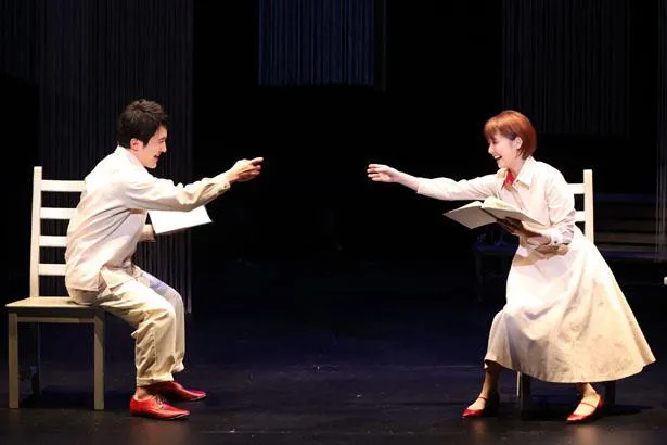 【写真を見る】白の衣装を着て熱い演技を繰り広げる浅利陽介と倉科カナ