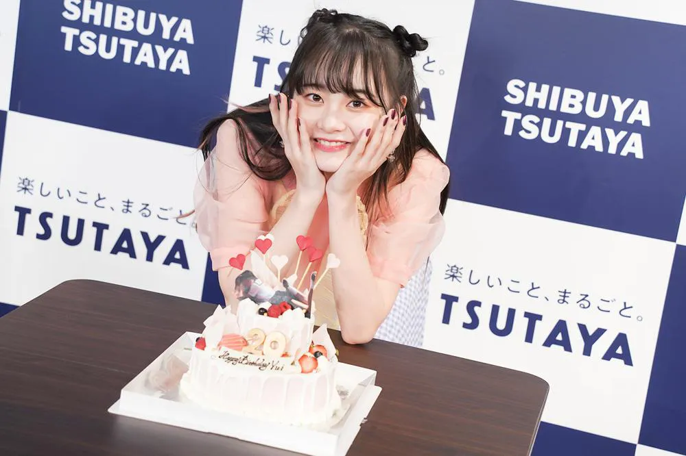 【写真を見る】2月22日に20歳の誕生日を迎える横山結衣、祝福のケーキを前に笑顔