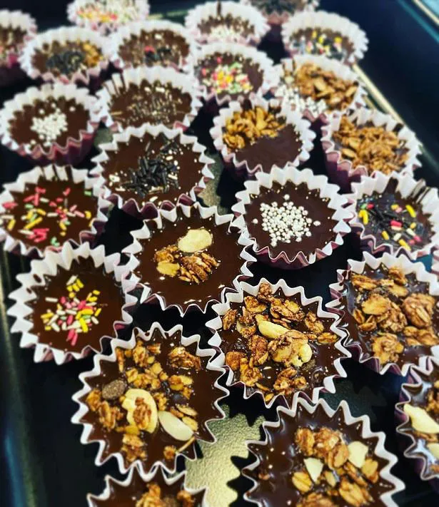 【写真を見る】10歳の長女のチョコレート作りを手伝ったことを報告した高岡早紀
