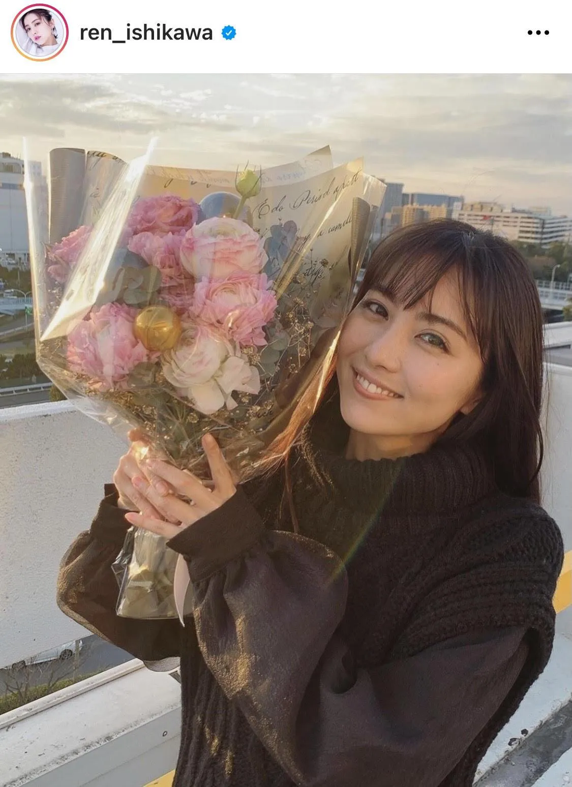 【写真を見る】石川恋、花束を持った写真とともにクランクアップを報告
