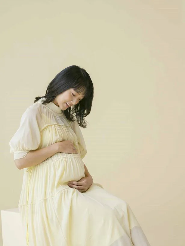 【写真を見る】第一子を出産した竹内が、妊娠9カ月目に撮影に参加