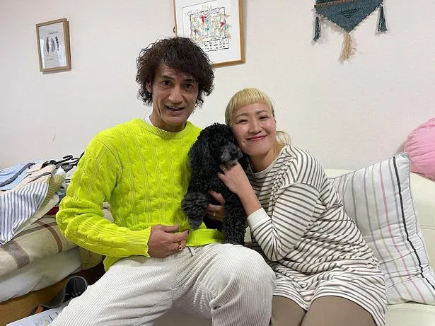 丸山桂里奈 夫の本並健治と愛犬 すもも との3ショット公開 最高に毎日幸せ 仕事もプライベートも一緒だなんて Webザテレビジョン