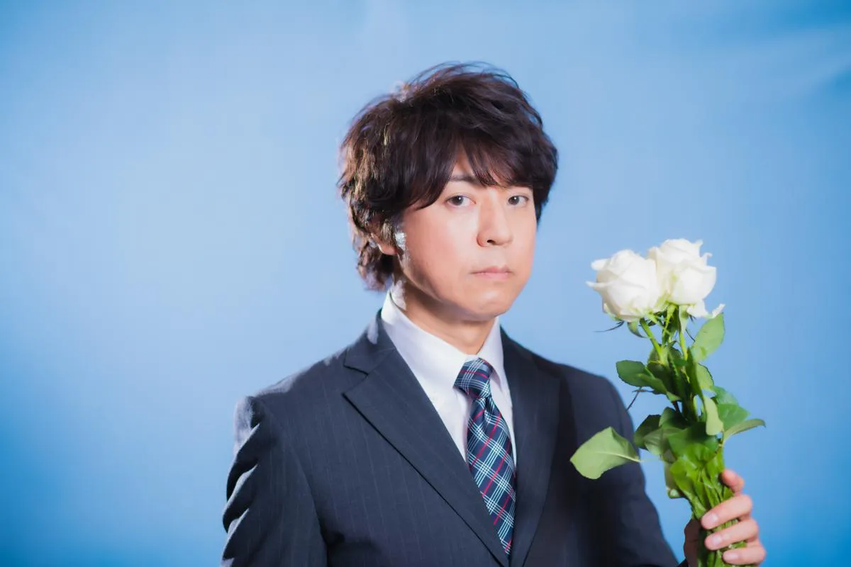 【写真を見る】「遺留捜査」10周年ということで、糸村聡役の上川隆也に花を持ってもらった