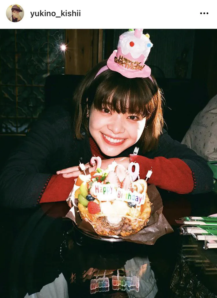 【写真を見る】岸井ゆきの、“29歳”のバースデーケーキに満面の笑み