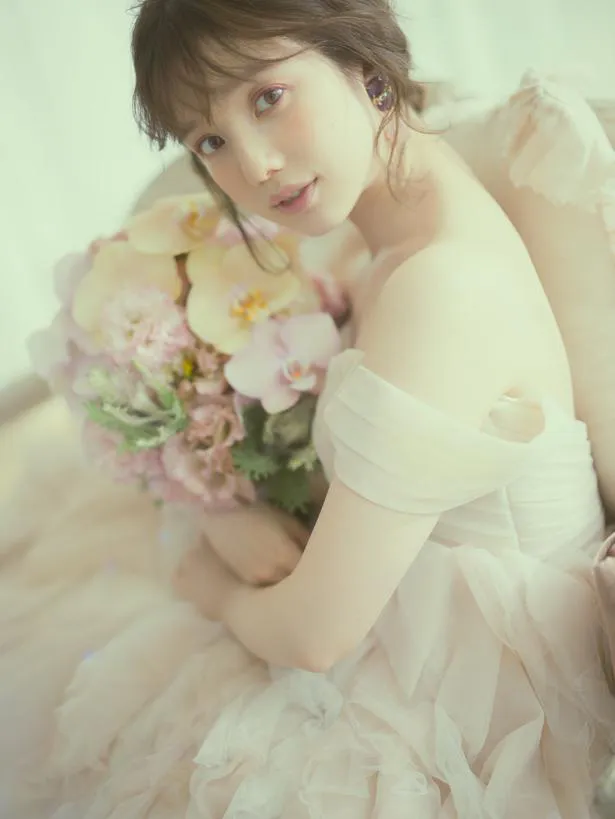 弘中綾香アナが『ゼクシィ』で初のウエディングドレス姿を披露