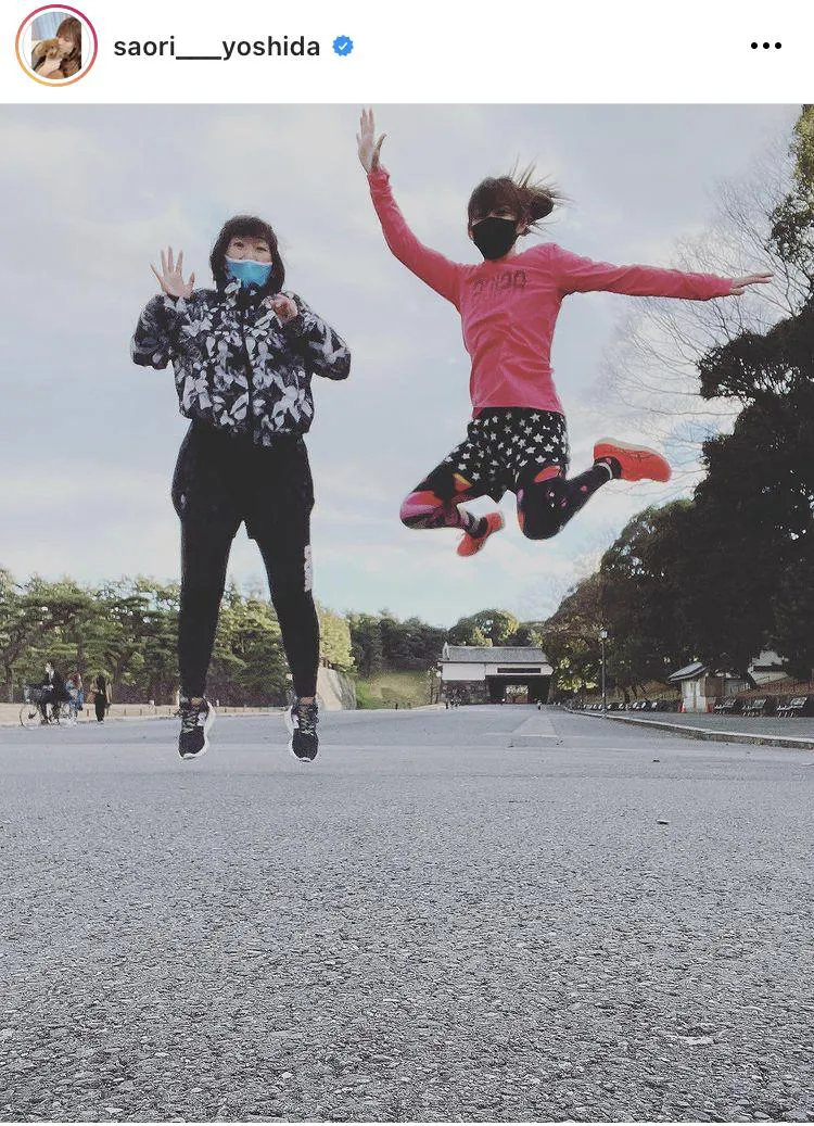 【写真を見る】吉田沙保里、さすがアスリート！驚異のジャンプ力を見せる川村エミコとの2SHOT