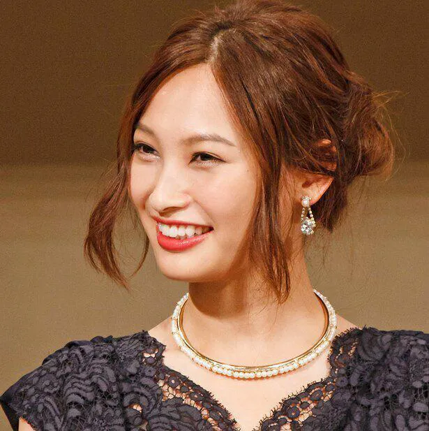 大政絢 大人かわいい 三つ編みヘアアレンジを披露 最近は髪が伸びてきたのでアレンジも楽しい 芸能ニュースならザテレビジョン