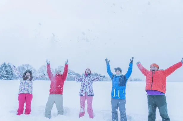 西村瑞樹(バイきんぐ)、稲村亜美、ティモンディ、鷲見玲奈が雪中キャンプに挑戦する！