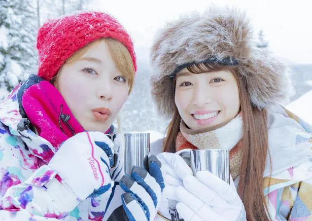 【写真を見る】稲村亜美＆鷲見玲奈、雪が降る中寄りそい合って温まる