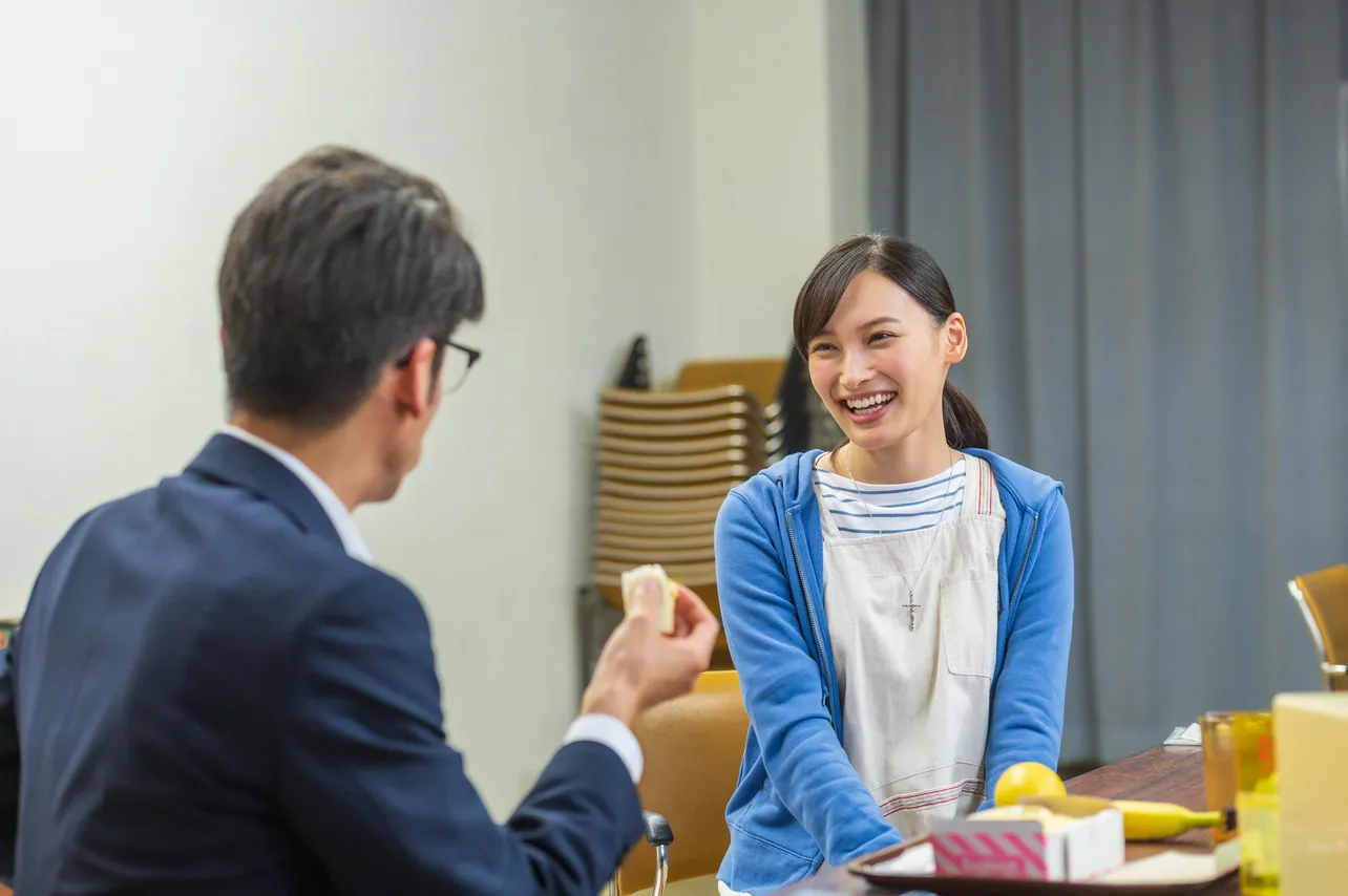 【写真を見る】若かりし日の冷泉が心を奪われる女性を演じる大政絢…爽やかな笑み