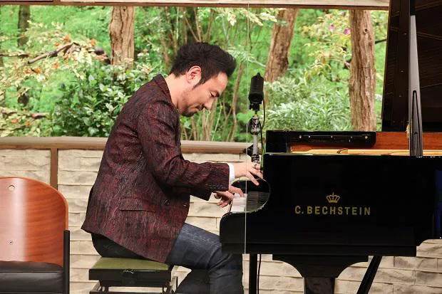 【写真を見る】“7本の指”でピアノを弾く西川悟平