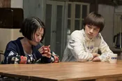 【写真を見る】悩みを打ち明ける真空(高畑充希)を静かに見守る太陽(北村匠海)